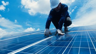 Der Wind- und Solarparkbetreiber Encavis meldet Zahlen für das erste Quartal 2022. Bild und Copyright: only_kim / shutterstock.com.