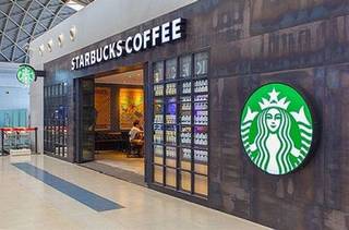 Vage Überlegungen des Starbucks-CEO, die Speisekarte zu verändern, lassen die Aktie von Beyond Meat aus der Konsolidierung empor schnellen. Bild und Copyright: Miki Studio / shutterstock.com.