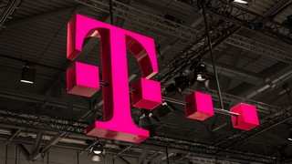 Für die Deutsche Telekom Aktie steht weiterhin der starke charttechnische Widerstand im Bereich um das Mehrjahreshoch bei 18,15 Euro im Brennpunkt. Bild und Copyright: r.classen / shutterstock.com.