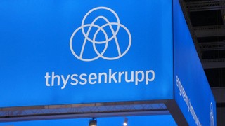 Die ThyssenKrupp-Aktie reagierte gestern mit einem Kurssprung auf Berichte über einen bevorstehenden Börsengang der Wasserstoff-Sparte Nucera. Bild und Copyright: Cineberg / shutterstock.com.