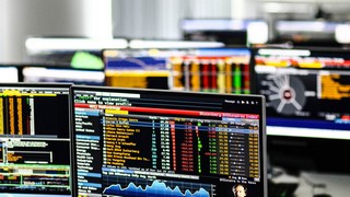 Das Interesse privater Anleger an der Börse sinkt von hohem Niveau aus. Bild und Copyright: Rokas Tenys / shutterstock.com.