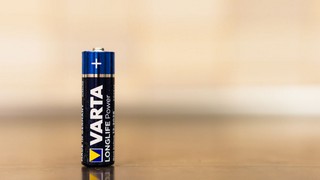 Der Batterieproduzent Varta senkt die Prognose für 2021 - die Aktie rauscht nach unten. Bild und Copyright: 1000 Words Photos / shutterstock.com.