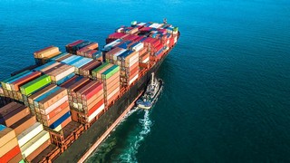 Hinter dem scharfen Fall der Exporte und Importe sind aber auch logistische Schwierigkeiten zu sehen. Der Frachtverkehr auf den Weltmeeren unterliegt seit dem Ausbruch der Corona-Pandemie ebenfalls strengen Restriktionen. Bild und Copyright: Avigator Fortuner / shutterstock.com.