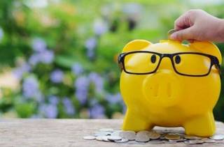 Sparer schauen also noch lange in die Röhre. Das Sparbuch hat ausgedient. Der Häuslebauer muss sich derweil keine Sorgen um die Anschlussfinanzierung machen. Letztere könnte möglicherweise sogar noch günstiger werden. Bild und Copyright: Unchalee Khun / shutterstock.com.