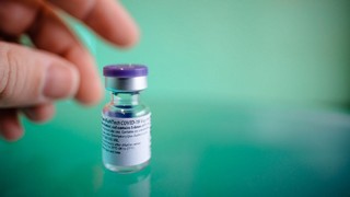 Der französische Pharmakonzern Sanofi hat bei COVID-19 Impfstoffen bisher nichts entscheidendes erreicht, wird BioNTech und Pfizer nun aber bei der Produktion des Impfstoffes gegen die Corona-Pandemie helfen. Bild und Copyright: BioNTech.