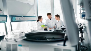 BioNTech Aktie: Nach dem bearishen Fehlsignal an der 200-Tage-Linie haben sich in den letzten Tagen einige zyklische Kaufsignale dazu gesellt. Bild und Copyright: BioNTech.