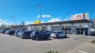 Defama ist als Immobilien-Unternehmen auf Einzelhandelsobjekte in kleinen und mittleren Städten spezialisiert. Bild und Copyright: Defama.