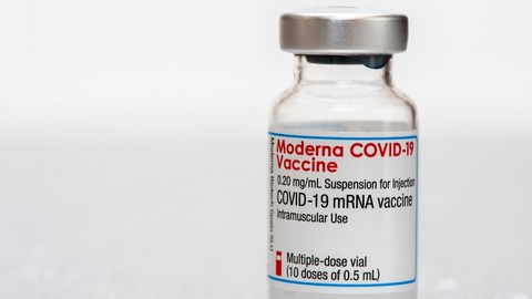 Die COVID-19 Impfungen kommen wieder in den Fokus - davon profitiert die Moderna Aktie. Bild und Copyright: Wolfilser / shutterstock.com.