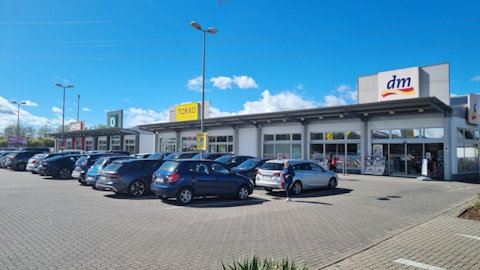 Teil des wachsenden Defama-Immobilienportfolios: Das Fachmarktzentrum in Graben-Neudorf, Baden-Württemberg. Bild und Copyright: Defama.