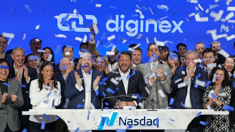 Miles Pelham und das Diginex-Team beim NASDAQ-Listing. Bild und Copyright: Diginex.