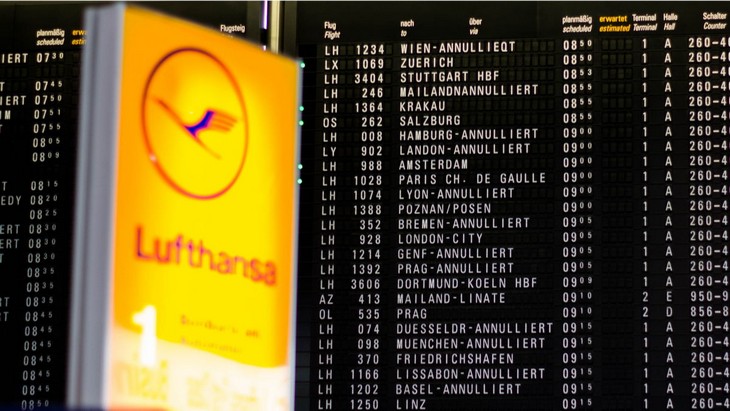 Am Frankfurter Flughafen findet aufgrund der Corona-Pandemie kaum noch Flugverkehr im Passagierbereich statt, das Cargo-Aufkommen ist deutlich gesunken. Bild und Copyright: PT-lens / shutterstock.com.