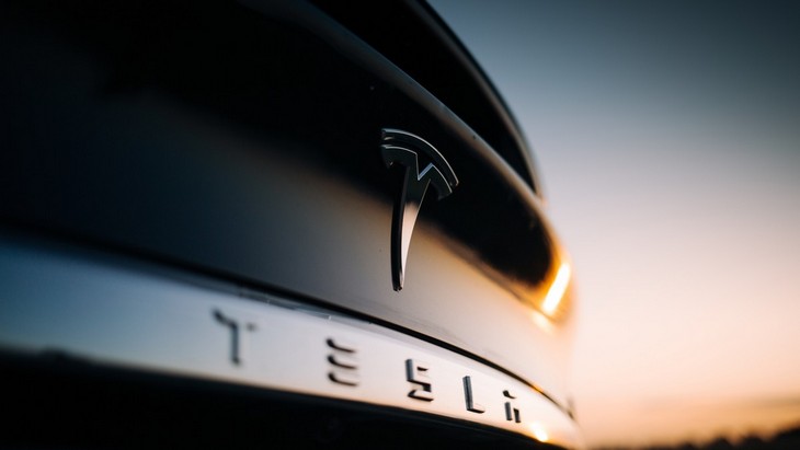 Bild und Copyright: Mike Mareen / shutterstock.com. Chartanalyse der UBS zurTesla-Aktie. Bild und Copyright: BoJack / shutterstock.com.