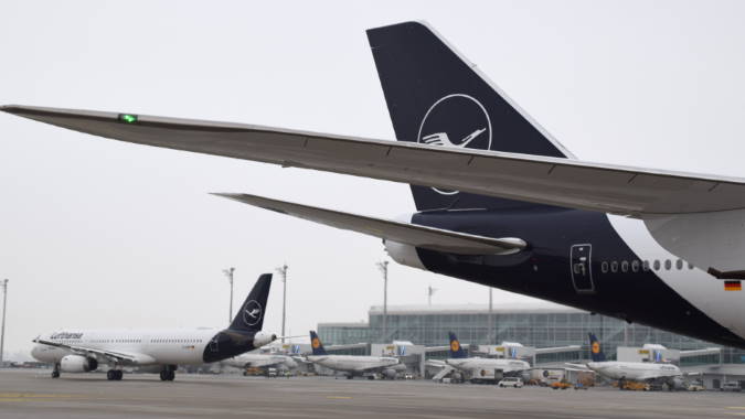 Der Blick auf den Kursverlauf der Lufthansa Aktie, die Anfang 2018 noch über 20 Euro notierte, zeigt rund um die 5-Euro-Marke im vergangenen Jahr eine lange Bodenbildungsphase, die schon im April 2020 einsetzte. Bild und Copyright: Lufthansa.