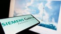 Neue Analystenstimme mit sehr unterschiedlichen Einschätzungen zur Aktie von Siemens Energy, bei der die Gamesa-Sparte weiter Sorgen macht. Bild und Copyright: T. Schneider / shutterstock.com.
