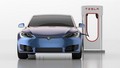 Tesla Elektroauto an einer Ladesäule