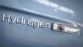 Wasserstoff-Schriftzug am Heck eines Fahrzeugs